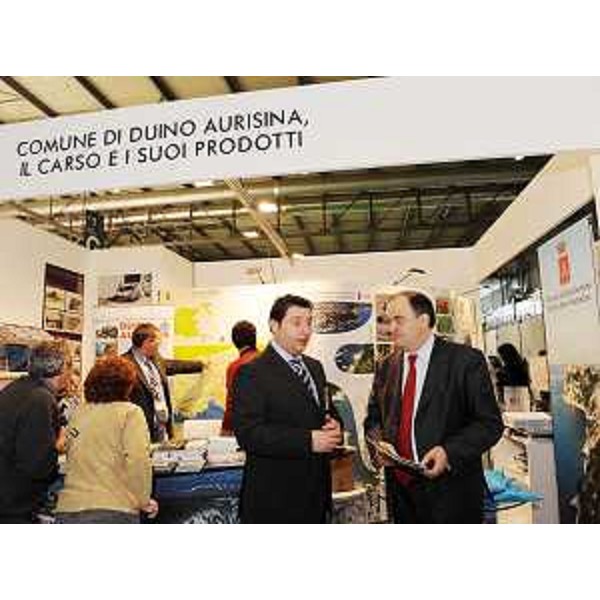 Massimo Romita (Vicesindaco Comune Duino-Aurisina) e Roberto Molinaro (Assessore regionale Cultura) nello stand della Turismo FVG alla BIT di Milano per la promozione di Duino-Aurisina e del Carso. (Milano 20/02/10)