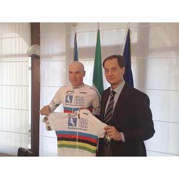 Michele Pittacolo (Campione ciclismo) e Luca Ciriani (Vicepresidente FVG e Assessore regionale Attività produttive). (Trieste 22/02/10)