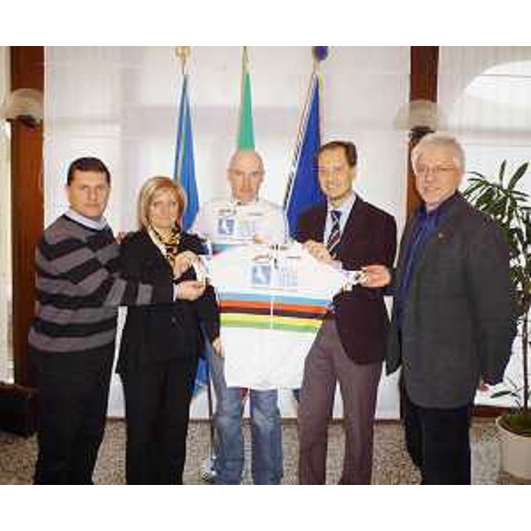 Mauro Chiarot (Vicepresidente FCI FVG), Marinella Ambrosio (Presidente Comitato regionale paralimpico), Michele Pittacolo (Campione ciclismo), Luca Ciriani (Vicepresidente FVG e Assessore regionale Attività produttive) e Gilberto Pittarella (Presidente S.C. Fontanafredda). (Trieste 22/02/10)