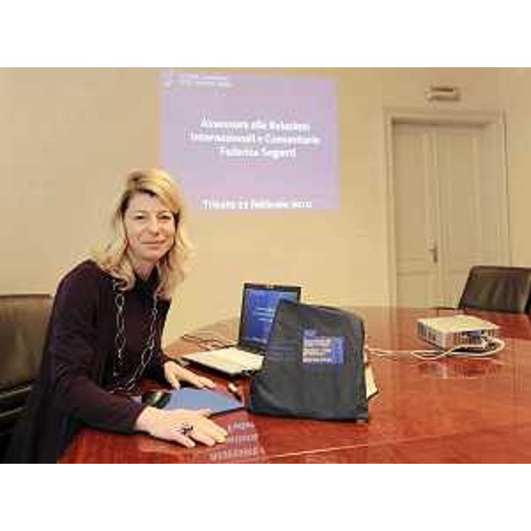 Federica Seganti (Assessore reg. Relazioni internazionali e comunitarie) alla conferenza stampa sullo stato di attuazione del Programma europeo Italia/Slovenia 2007-2013. (Trieste 23/02/10)