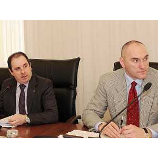 Claudio Violino (Assessore regionale Risorse agricole, naturali e forestali) e Maurizio Franz (Presidente II Commissione consiliare) nel corso delle audizioni sul Piano di Sviluppo rurale, in Consiglio regionale. (Trieste 24/02/10)