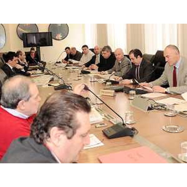 Claudio Violino (Assessore regionale Risorse agricole, naturali e forestali) e Maurizio Franz (Presidente II Commissione consiliare) nel corso delle audizioni sul Piano di Sviluppo rurale, in Consiglio regionale. (Trieste 24/02/10)