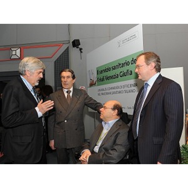 Vladimir Kosic (assessore regionale Salute) e Andrea Garlatti (assessore regionale Funzione pubblica) mentre parlano con Fulvio Moirano (direttore Agenzia nazionale servizi sanitari regionali) e Luciano Bresciani (assessore Sanità Lombardia) nell’ambito del convegno “Il Sistema sanitario del FVG”. (Trieste, 01/03/10)