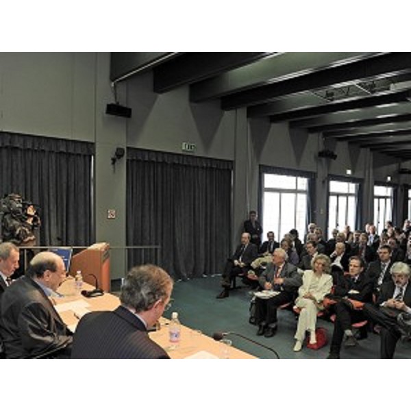Gli assessori Kosic e Garlatti al tavolo dei relatori del convegno “Il Sistema sanitario del FVG”. (Trieste, 01/03/10)