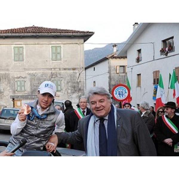 Elio De Anna (assessore regionale Sport) con Alessandro Pittin (medaglia di bronzo Olimpiadi Vancouver). (Cercivento, 01/03/10)