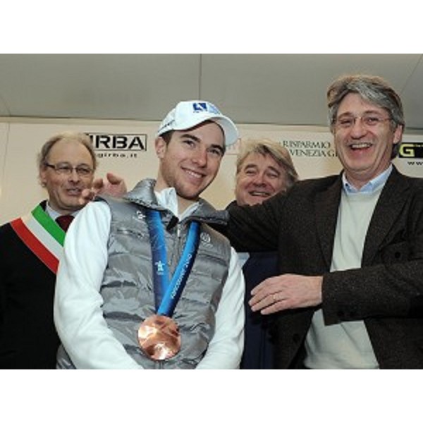 Renzo Tondo (presidente Friuli Venezia Giulia), Elio De Anna (assessore regionale Sport) e Dario De Alti (sindaco Cercivento) con Alessandro Pittin (medaglia di bronzo Olimpiadi Vancouver) durante i festeggiamenti per l’atleta azzurro. (Cercivento, 01/03/10)