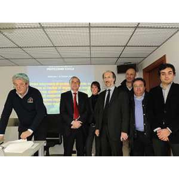 Riccardo Riccardi (Assessore Protezione civile), Guglielmo Berlasso (Direttore regionale Protezione civile) ed alcuni sindaci ed amministratori delle zone costiere durante l’incontro avvenuto a Palmanova. (Palmanova, 26/02/10)