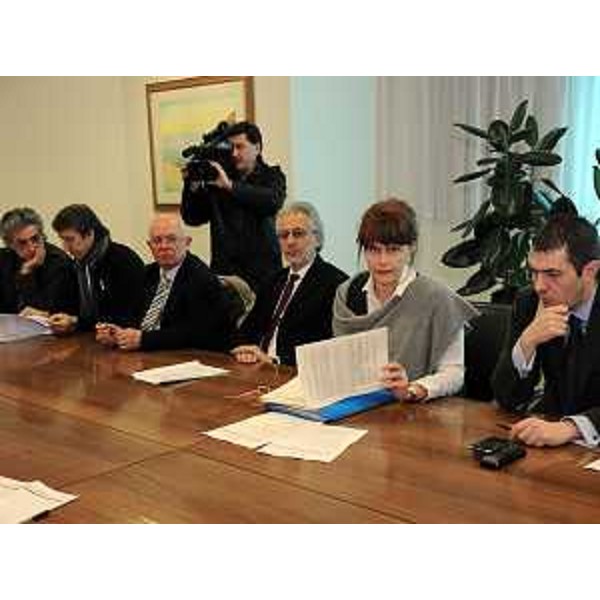 Alessia Rosolen (Assessore regionale Lavoro) con rappresentanti delle banche regionali, dei sindacati dei lavoratori, dell''Anci e dell''Upi durante la firma di un accordo per il sostegno al credito lavoratori. (Udine, 01/03/10)