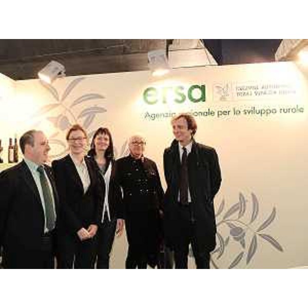 Claudio Violino (Assessore regionale Risorse agricole, naturali e forestali) e Sandra Savino (Assessore regionale Programmazione, Risorse economiche e finanziarie, Patrimonio e Servizi generali) all'inaugurazione di "Olio Capitale", quarta edizione della rassegna specializzata organizzata da Fiera Trieste spa. (Trieste 05/03/10)