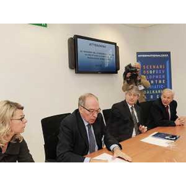 Federica Seganti (Assessore regionale Relazioni internazionali e comunitarie), Alfredo Mantica (Sottosegretario Esteri), Renzo Tondo (Presidente Friuli Venezia Giulia) ed Ettore Romoli (Sindaco Gorizia) in conferenza stampa al termine delle due giornate del forum "Gli scenari dello sviluppo nell'area Adriatico-Balcanica". (Gorizia 09/03/10)