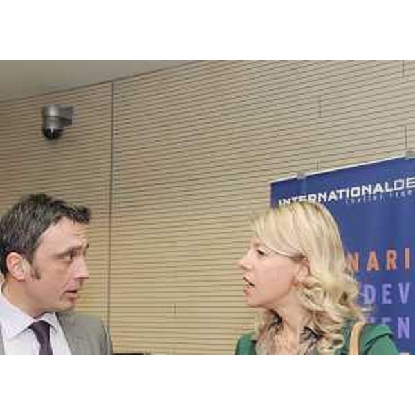 Srdjan Vukcevic (Viceministro montenegrino Trasporti e Comunicazioni) e Federica Seganti (Assessore regionale Relazioni internazionali e comunitarie) al forum "Gli scenari dello sviluppo dell'area Adriatico-Balcanica". (Gorizia 08/03/10)