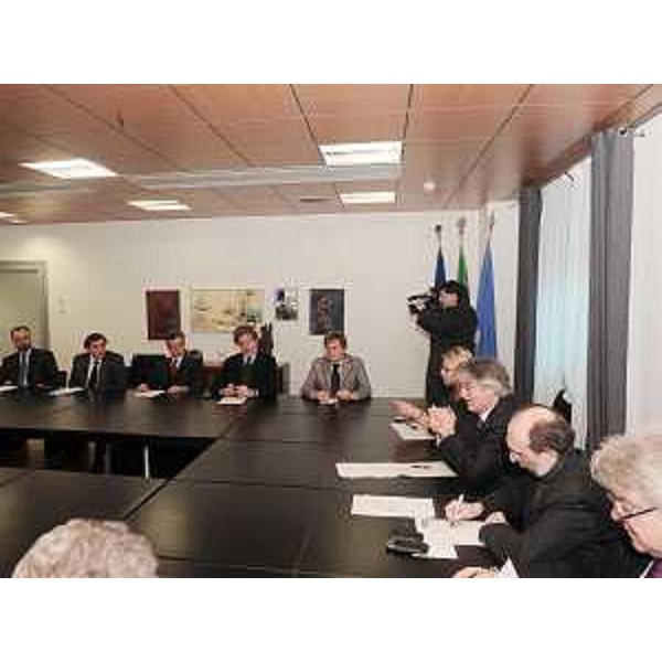 L'incontro tra Renzo Tondo (Presidente Friuli Venezia Giulia), gli assessori regionali Elio De Anna (Ambiente e Lavori pubblici), Riccardo Riccardi (Mobilità e Infrastrutture di Trasporto), Federica Seganti (Pianificazione territoriale e Autonomie locali) e i rappresentanti delle Associazioni regionali e provinciali dei costruttori (ANCE) e quella dei Comuni (ANCI FVG). (Udine 09/03/10)