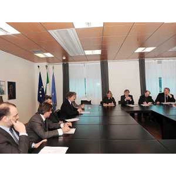 L'incontro tra Renzo Tondo (Presidente Friuli Venezia Giulia), gli assessori regionali Elio De Anna (Ambiente e Lavori pubblici), Riccardo Riccardi (Mobilità e Infrastrutture di Trasporto), Federica Seganti (Pianificazione territoriale e Autonomie locali) e i rappresentanti delle Associazioni regionali e provinciali dei costruttori (ANCE) e quella dei Comuni (ANCI FVG). (Udine 09/03/10)