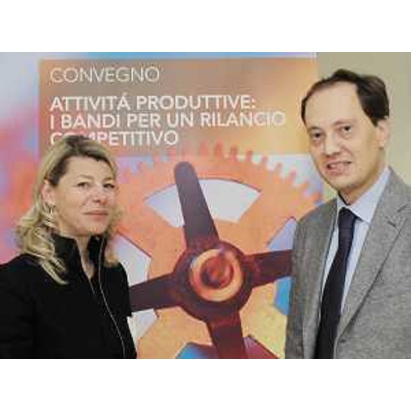 Federica Seganti (Assessore regionale Relazioni internazionali e comunitarie) e Luca Ciriani (Assessore regionale Attività produttive) alla presentazione delle iniziative sul POR FESR "Innovazione, ricerca, trasferimento tecnologico e imprenditorialità". (Udine 10/03/10)