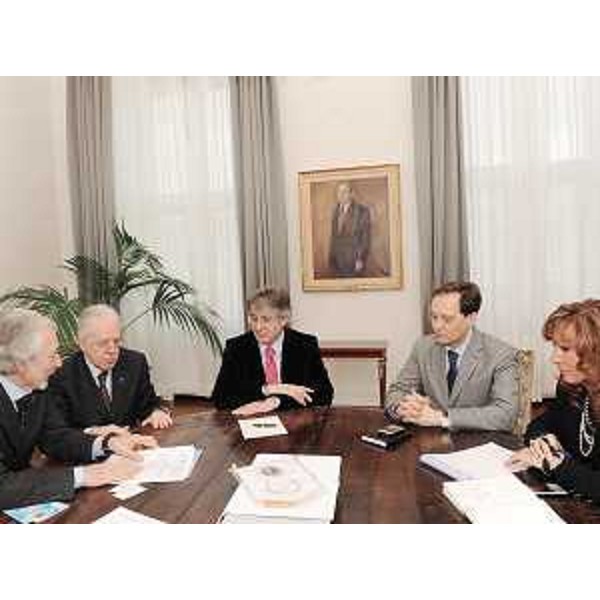 Ugo Lupatelli e Fabio Feudale (Lions Club) presentano il programma della Conferenza internazionale dei Lions Club del Mediterraneo a Renzo Tondo (Presidente Friuli Venezia Giulia) e Luca Ciriani (Vicepresidente FVG). (Trieste 10/03/10)