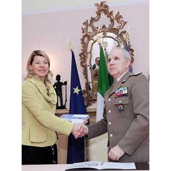 Federica Seganti (Assessore regionale Pianificazione territoriale, Autonomie locali e Sicurezza) e Sebastiano Ottavio Giangravè (Generale di Brigata, Comandante militare regionale) nella sede del Comando Militare Esercito Friuli Venezia Giulia (Villa Necker). (Trieste 11/03/10)