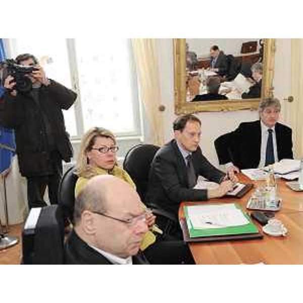 Vladimir Kosic (Assessore regionale Salute, Integrazione sociosanitaria e Politiche sociali), Federica Seganti (Assessore regionale Pianificazione territoriale, Autonomie locali e Sicurezza, Relazioni internazionali e comunitarie), Luca Ciriani (Vicepresidente FVG e Assessore regionale Attività produttive) e Renzo Tondo (Presidente Friuli Venezia Giulia) nel corso della riunione della Giunta regionale. (Trieste 11/03/10)