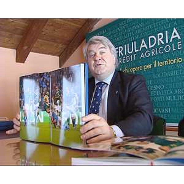 Elio De Anna (Assessore regionale Sport) presenta il libro fotografico dedicato alla raccolta dei migliori scatti del Cariparma test match di Rugby Italia/Sudafrica. (Pordenone 12/03/10)