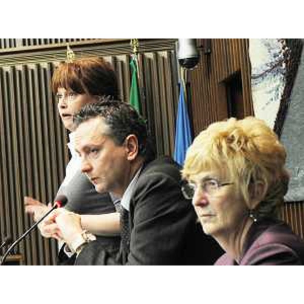Alessia Rosolen (Assessore regionale Lavoro e Pari Opportunità), Edouard Ballaman (Presidente Consiglio regionale) e Annamaria Menosso (Consigliere regionale) all'Assemblea delle Associazioni femminili del Friuli Venezia Giulia, in Consiglio regionale. (Trieste 17/03/10)