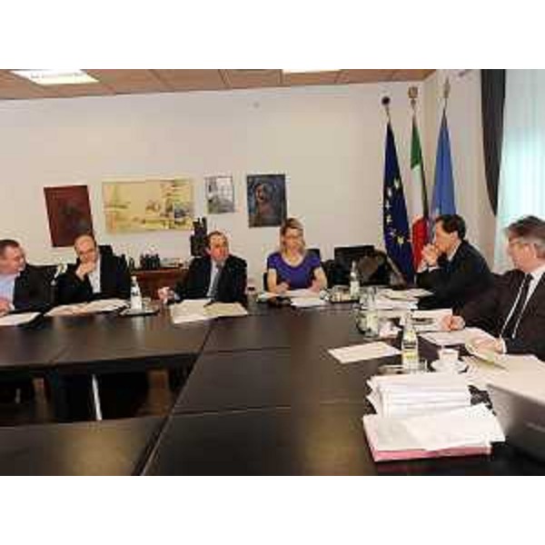 Presidente Tondo e assessori riuniti intorno al tavolo di Giunta. (Udine 18/03/10)