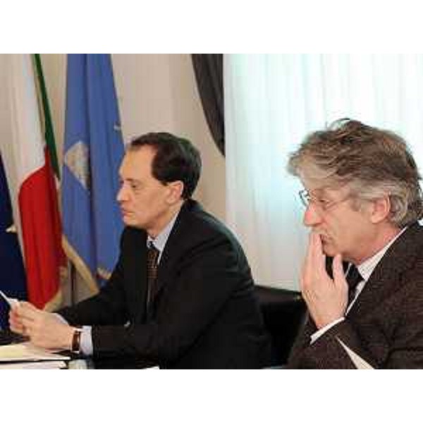 Luca Ciriani (Vicepresidente FVG e assessore regionale Attività produttive) e Renzo Tondo (Presidente Friuli Venezia Giulia) nel corso della riunione della Giunta regionale. (Udine 18/03/10)