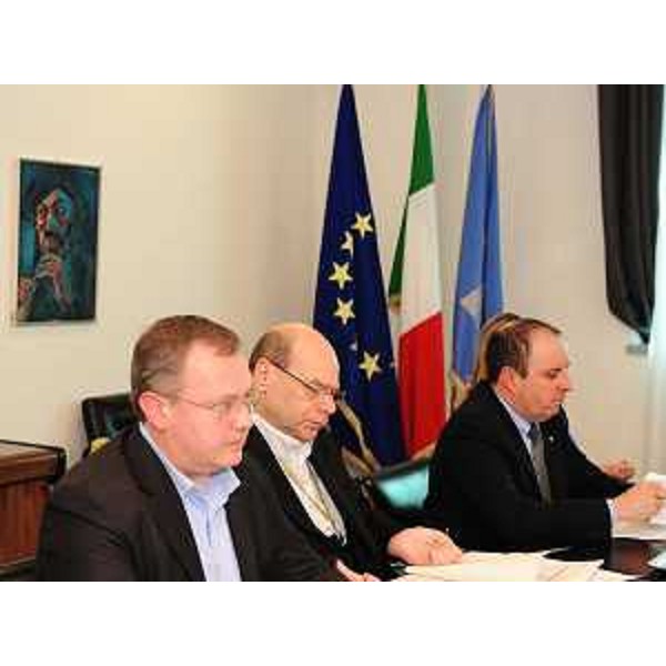 Gli assessori regionali Andrea Garlatti (Funzione pubblica), Vladimir Kosic (Salute, Integrazione sociosanitaria e Politiche sociali) e Claudio Violino (Risorse agricole, naturali e forestali) nel corso della riunione della Giunta regionale. (Udine 18/03/10)