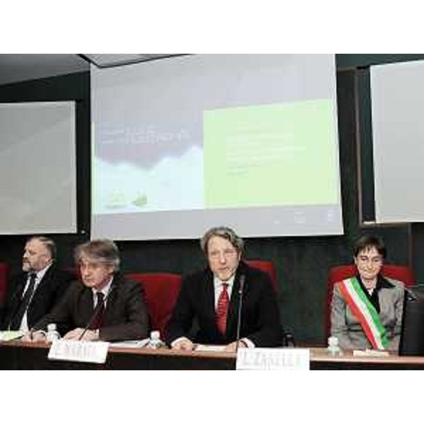 Renzo Tondo (Presidente Friuli Venezia Giulia) nel corso del convegno "Nuova luce per la montagna", organizzato per l'inaugurazione dell'illuminazione a led dell'area esterna di Agemont realizzata dal gruppo Atena FVG. (Amaro 19/03/10)
