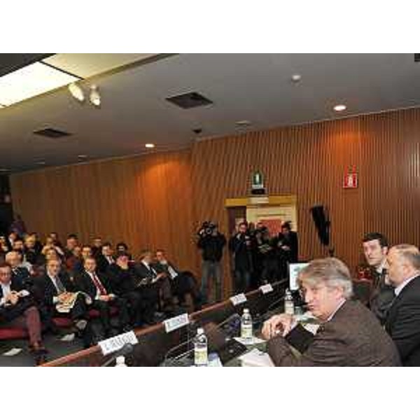 Renzo Tondo (Presidente Friuli Venezia Giulia) nel corso del convegno "Nuova luce per la montagna", organizzato per l'inaugurazione dell'illuminazione a led dell'area esterna di Agemont realizzata dal gruppo Atena FVG. (Amaro 19/03/10)