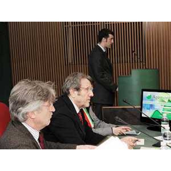 Renzo Tondo (Presidente Friuli Venezia Giulia) nel corso del convegno "Nuova luce per la montagna", organizzato per l'inaugurazione dell'illuminazione a led dell'area esterna di Agemont realizzata dal gruppo Atena FVG. (Amaro 19/03/10)