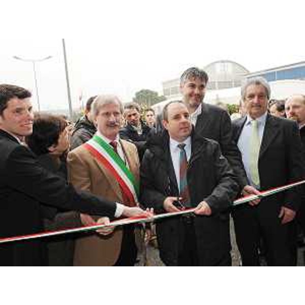 Edi Colaoni (Sindaco Reana del Rojale) e Claudio Violino (Assessore regionale Risorse agricole, naturali e forestali) all'inaugurazione del punto vendita cooperativo "Corte agroalimentare al Morar". (Reana del Rojale 20/03/10)