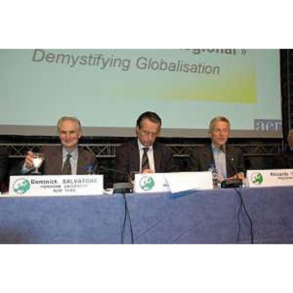 Riccardo Illy (Presidente Regione Friuli Venezia Giulia e Presidente dell'ARE) con Klaus Klipp (Segretario Generale) e Dominick Salvatore (Fordham University New York) all'assemblea ARE a Palma di Maiorca. (Palma di Maiorca 10/11/06)
