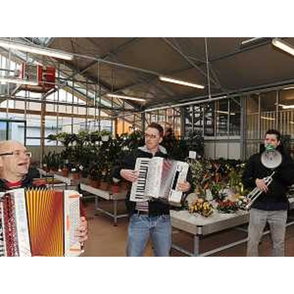 Un momento di festa per l'inaugurazione del punto vendita cooperativo "Corte agroalimentare al Morar". (Reana del Rojale 20/03/10)