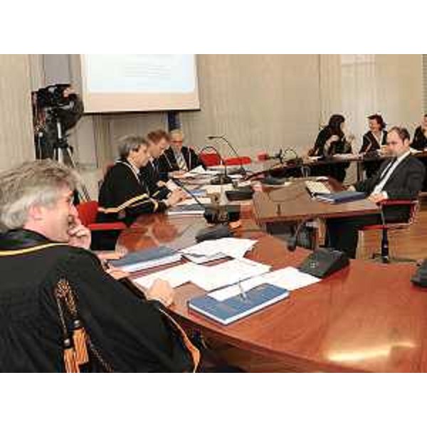 Renzo Tondo (Presidente Friuli Venezia Giulia) è correlatore alla tesi di laurea magistralis in Economia e Politica agraria del laureando Lorenzo Mazzolini, di Tolmezzo. Titolo della tesi, discussa all'Università di Trieste, "L'economia della Carnia tra passato e futuro. Risultati di una ricerca sperimentale sulle prospettive dell'agricoltura". (Trieste 22/03/10)