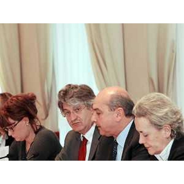 Alessia Rosolen (Assessore regionale Lavoro), Renzo Tondo (Presidente Friuli Venezia Giulia), Roberto Dipiazza (Sindaco Trieste) e Maria Teresa Bassa Poropat (Presidente Provincia Trieste) nel corso della riunione sulla Ferriera di Servola (TS), nella sede della Regione. (Trieste 23/03/10)