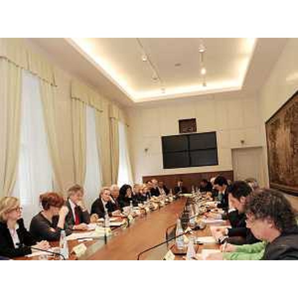 Il tavolo della riunione sulla Ferriera di Servola (TS), tra Regione, rappresentanti dell'azienda e delle organizzazioni sindacali, nella sede della Regione. (Trieste 23/03/10)