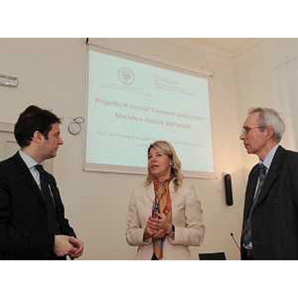 Luca Brusati (Università Udine), Federica Seganti (Assessore regionale Autonomie locali) e Gianfranco Spagnul (Direzione centrale Pianificazione territoriale, Autonomie locali e Sicurezza) alla presentazione del sondaggio "La Regione si fa valutare". (Trieste 23/03/10)
