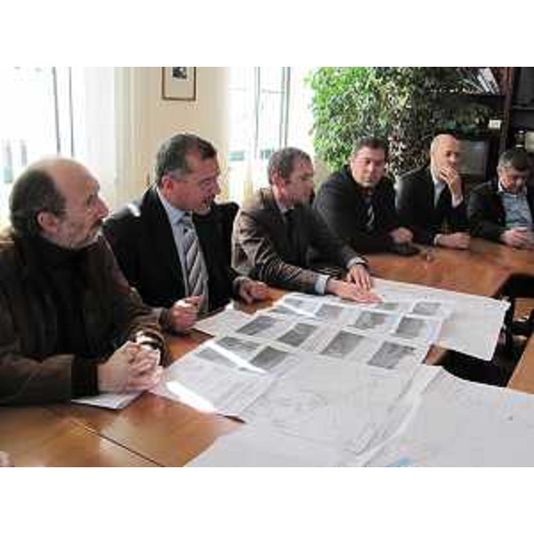 Riccardo Riccardi (Assessore regionale Viabilità e Trasporti), Piero Mauro Zanin (Sindaco Talmassons), Fabio Marchetti (Vicepresidente Provincia Udine), Mario Virgili e Stefano Teghil (Assessori Provincia UD) in occasione della posa della prima pietra per due rotonde sulla SR 252. (Talmassons 23/03/10)