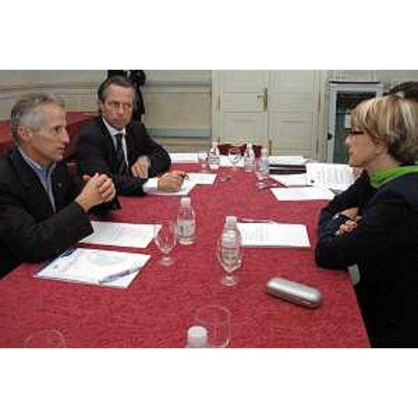 Riccardo Illy (Presidente Regione Friuli Venezia Giulia e Presidente dell'ARE) con Danuta Hubner (Commissario Europeo per le Politiche Regionali) all'assemblea ARE a Palma di Maiorca. (Palma di Maiorca 10/11/06)