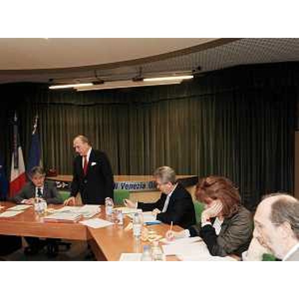 Renzo Tondo (Presidente Friuli Venezia Giulia), Sergio Dressi (Presidente Società Aeroporto FVG SpA), Daniele Bertuzzi (Capo Gabinetto FVG) e gli assessori regionali Alessia Rosolen (Lavoro) e Riccardo Riccardi (Viabilità e Trasporti) in occasione della riunione della Giunta regionale nella palazzina dello scalo aeroportuale. (Ronchi dei Legionari 25/03/10)