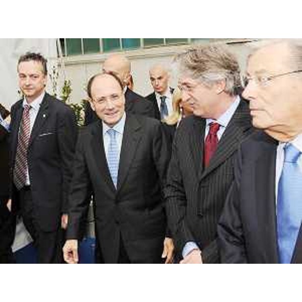 Edouard Ballaman (Presidente Consiglio regionale), Renato Schifani (Presidente Senato), Renzo Tondo (Presidente Friuli Venezia Giulia) e Corrado Antonini (Presidente Fincantieri) alla cerimonia di consegna della nave da crociera "Azura" alla società armatrice P&O Cruises, nel cantiere navale della Fincantieri. (Monfalcone 26/03/10)
