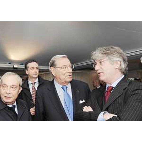 Giuseppe Bono (Amministratore delegato Fincantieri), Edouard Ballaman (Presidente Consiglio regionale), Corrado Antonini (Presidente Fincantieri) e Renzo Tondo (Presidente Friuli Venezia Giulia) alla cerimonia di consegna della nave da crociera "Azura" alla società armatrice P&O Cruises, nel cantiere navale della Fincantieri. (Monfalcone 26/03/10)