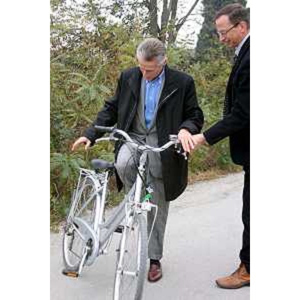Riccardo Illy (Presidente Regione Friuli Venezia Giulia) innaugura a Grado la pista ciclabile Foce Isonzo. (Grado 16/11/06)