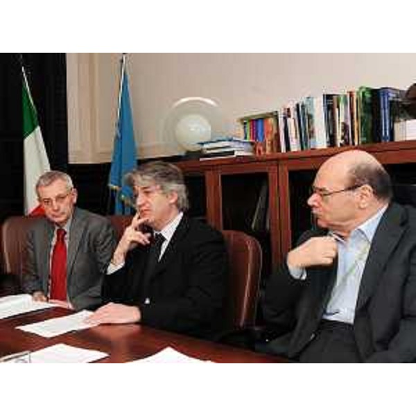 Piero Cappelletti (Direttore generale IRCCS Centro di Riferimento Oncologico-CRO Aviano), Renzo Tondo (Presidente Friuli Venezia Giulia) e Vladimir Kosic (Assessore regionale Salute). (Trieste 30/03/10)