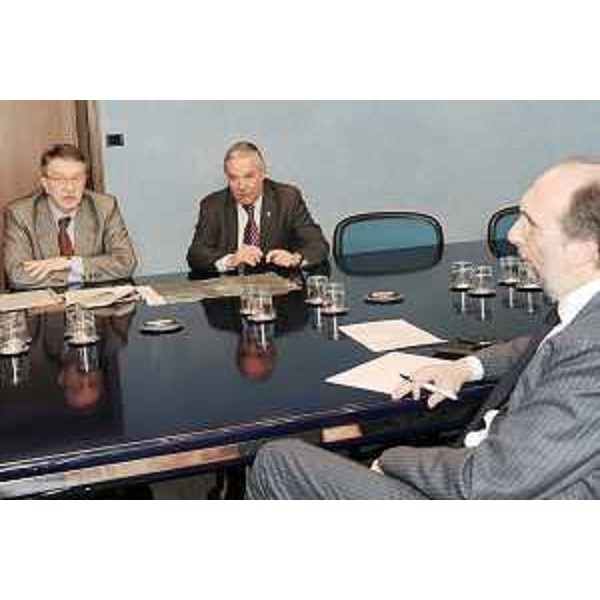 Edmondo Bussani (Assessore Sviluppo economico e Viabilità Comune Muggia), Nerio Nesladek (Sindaco Muggia) e Riccardo Riccardi (Assessore regionale Viabilità e Trasporti) nella sede del Consiglio regionale. (Trieste 31/03/10)