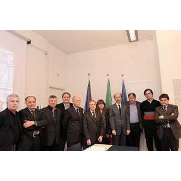 Riccardo Riccardi (Assessore regionale Viabilità e Trasporti) in occasione della sottoscrizione dell'accordo per la "variante di Mariano", con gli amministratori interessati, nella sede di FVG Strade. (Trieste 31/03/10)