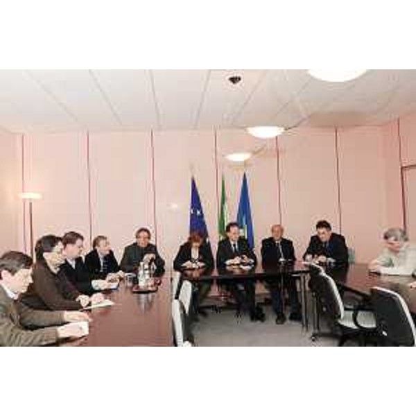 Luca Ciriani (Vicepresidente FVG e Assessore regionale Attività produttive) con i rappresentanti delle organizzazioni dei lavoratori e degli Enti locali al tavolo sulla crisi in provincia di Gorizia. (Gorizia 06/04/10)