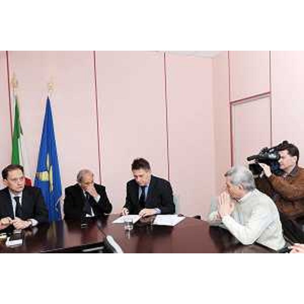 Luca Ciriani (Vicepresidente FVG e Assessore regionale Attività produttive) con i rappresentanti delle organizzazioni dei lavoratori e degli Enti locali al tavolo sulla crisi in provincia di Gorizia. (Gorizia 06/04/10)