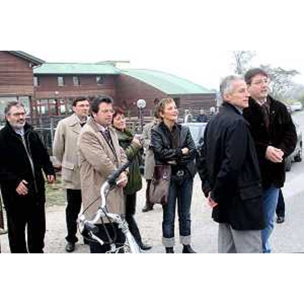 Riccardo Illy (Presidente Regione Friuli Venezia Giulia) con Enrico Gherghetta (Presidente della Provincia di Gorizia) e Roberta Demartin (Vicepresidente della Provincia di Gorizia) all'innaugurazione a Grado la pista ciclabile Foce Isonzo. (Grado 16/11/06)