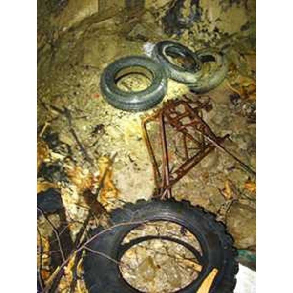 Rifiuti abbandonati nella cavità "Pozzo del Carbonaro" in Comune di San Leonardo (UD). (San Leonardo 07/04/10)