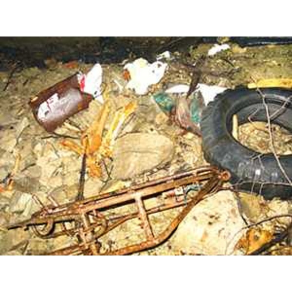 Rifiuti abbandonati nella cavità "Pozzo del Carbonaro" in Comune di San Leonardo (UD). (San Leonardo 07/04/10)